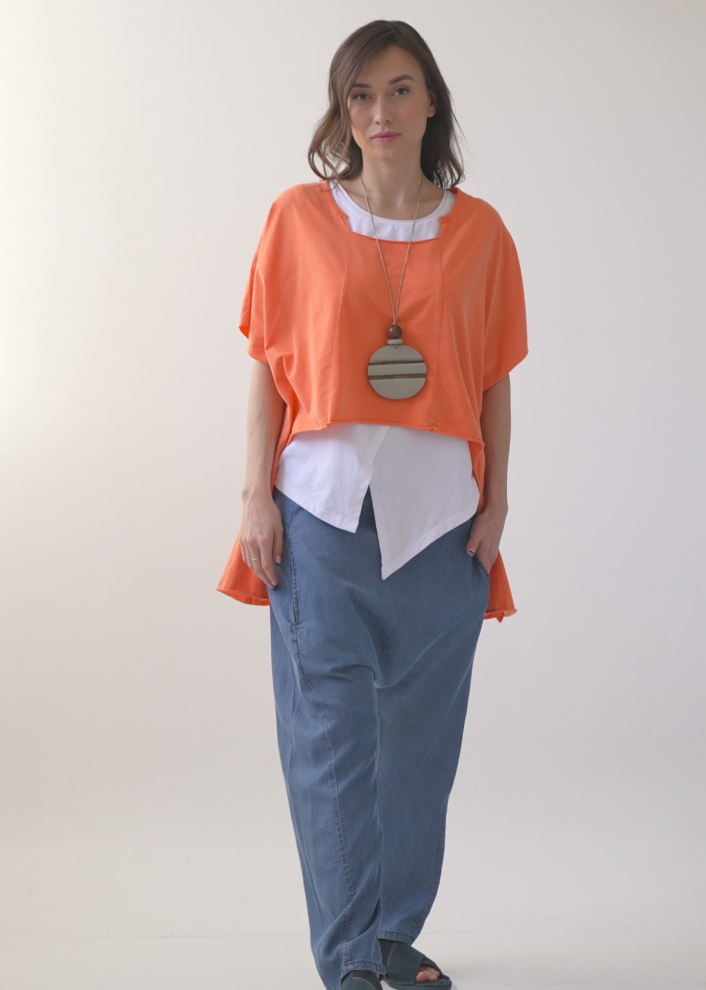 A short shirt with a pleat in the front and a brown back