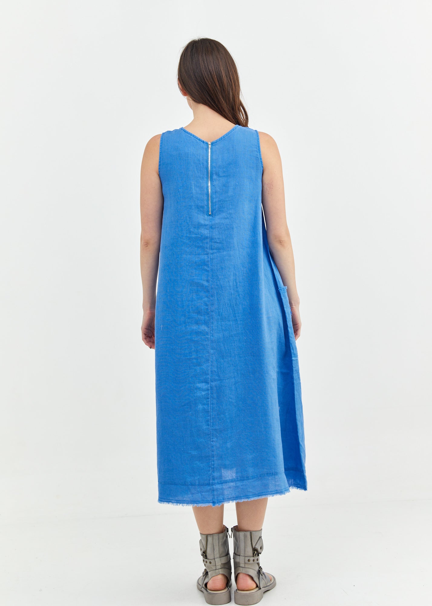 Sleeveless linen dress with blue square pockets