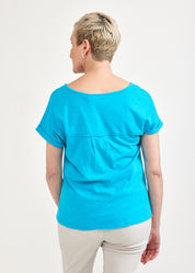 Basic V-neck t-shirt and turquoise pleat