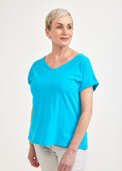 Basic V-neck t-shirt and turquoise pleat