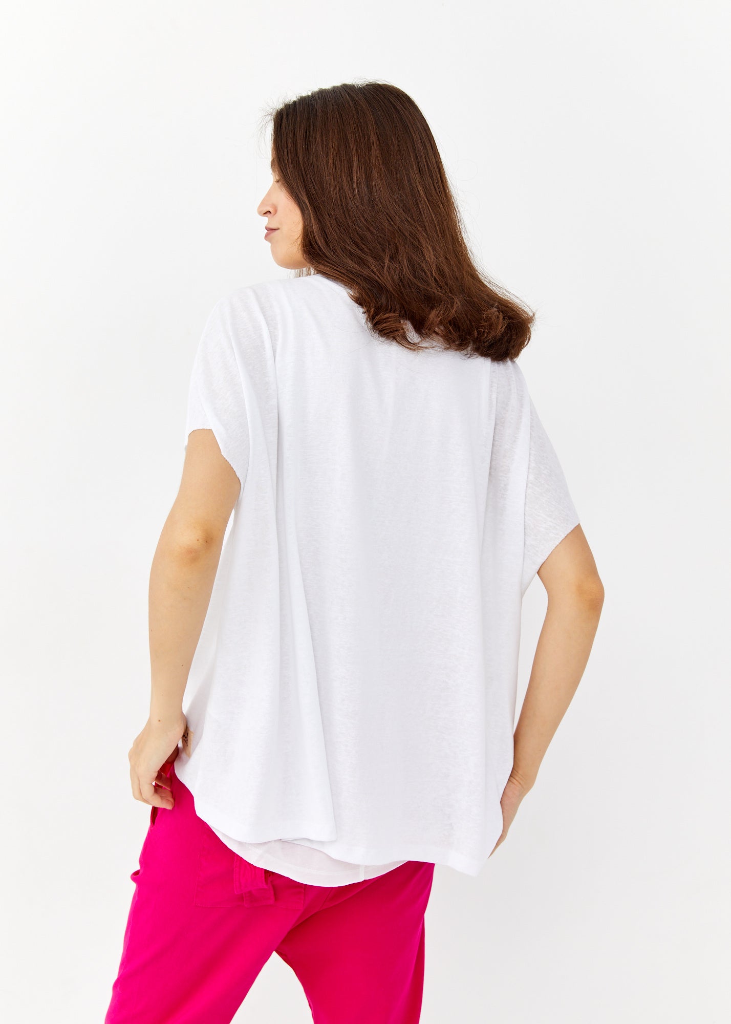 Round front white fine knit shirt